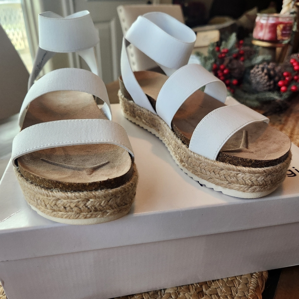 NWOT Madden Girl Carly White Espadrille Platform Sandals in Size 7
